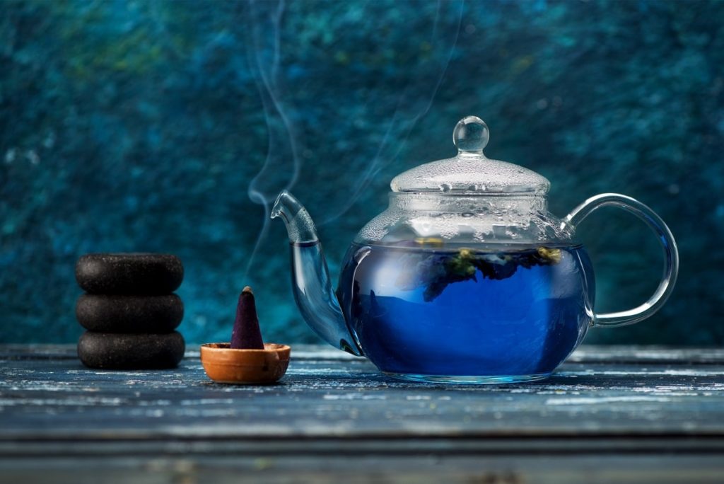 Parzenie niebieskiej herbaty