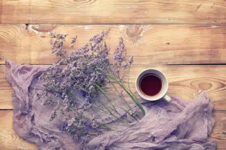 Naturalne barwniki z herbaty – jak używać naparów do farbowania tkanin