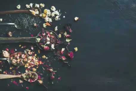 Tworzenie autorskich mieszanek herbacianych w domu – poradnik dla kreatywnych smakoszy