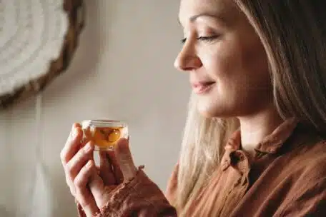 Psychologia degustacji herbaty: jak zmysły kształtują doświadczenie
