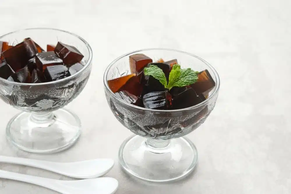 grass jelly dessert with mint in glass cup 2026 09 23 23 30 40 utc Galaretka z herbaty Earl Grey: deser w pucharkach i sposób na wyrazisty aromat