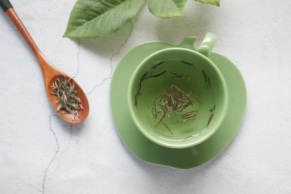 green tea cup with spoon and leaves 2026 09 23 03 31 53 utc Longjing, czyli Smocza Studnia: jak wybrać i zaparzyć chińską zieloną herbatę