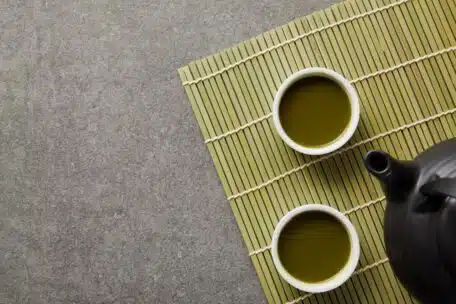 Fukamushi sencha: dlaczego napar jest mętny i jak parzyć herbatę głęboko parowaną